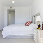 Sunsets - Modern 3-br Beachside