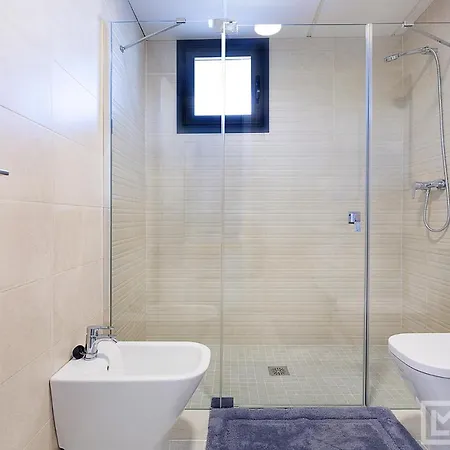 Apartment Sunsets - Modern 3-br Beachside Estepona