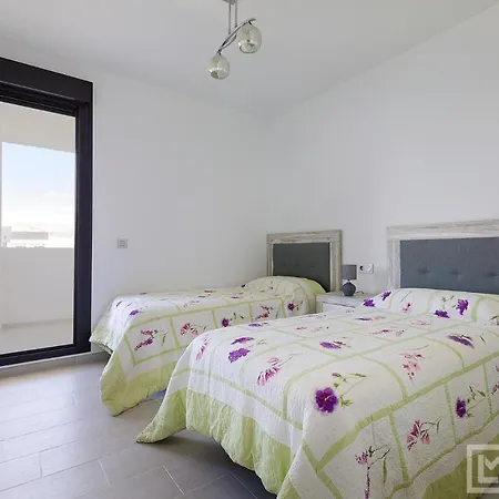 Sunsets - Modern 3-br Beachside Apartment