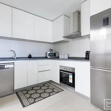 Sunsets - Modern 3-br Beachside Apartamento *