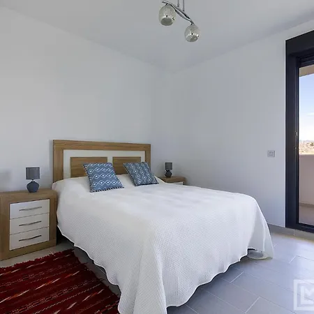 Sunsets - Modern 3-br Beachside Apartment