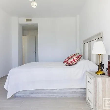 Sunsets - Modern 3-br Beachside
