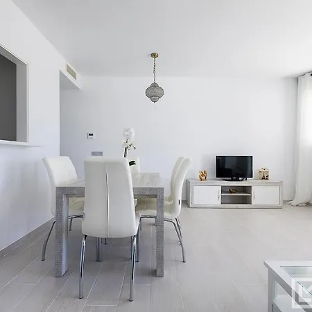 Apartment Sunsets - Modern 3-br Beachside Estepona