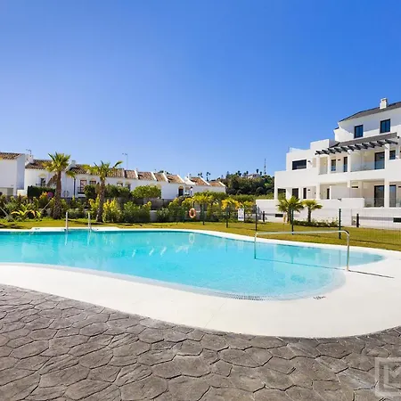 Apartment Sunsets - Modern 3-br Beachside Estepona