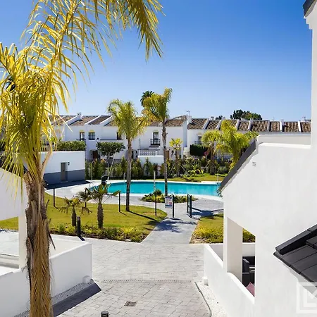 Sunsets - Modern 3-br Beachside Apartment *