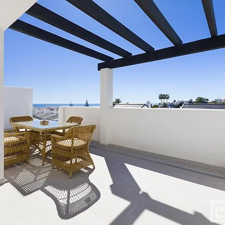 Sunsets - Modern 3-br Beachside