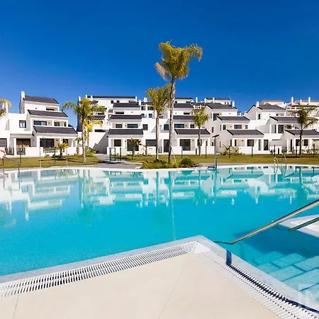 Apartment Sunsets - Modern 3-br Beachside