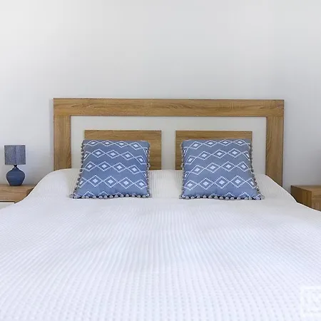 Apartment Sunsets - Modern 3-br Beachside *