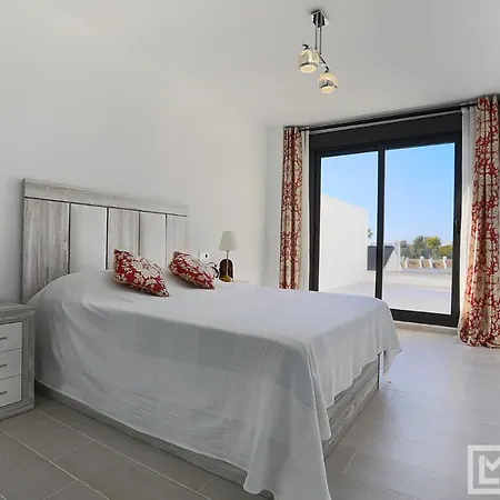 Sunsets - Modern 3-br Beachside Apartment *